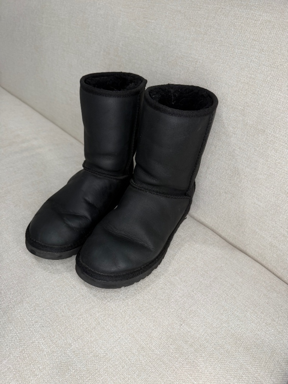 UGG Australia Classic Short Black Sheepskin Boots Women’s Size 8